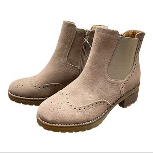 White Mountain Chelsea Tan Suede Boots Woman’s 6